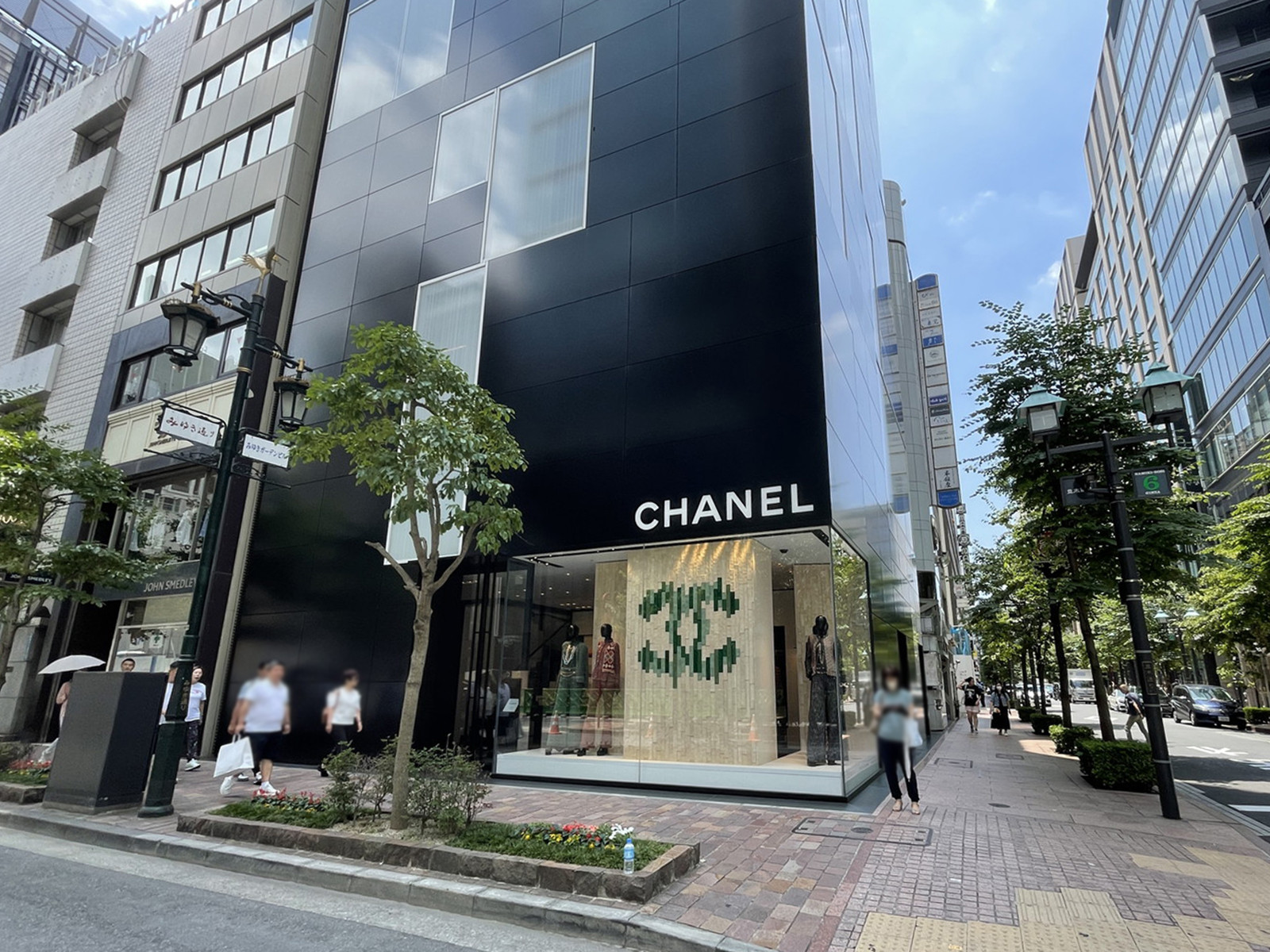 周辺はブランドショップが立ち並ぶエリア