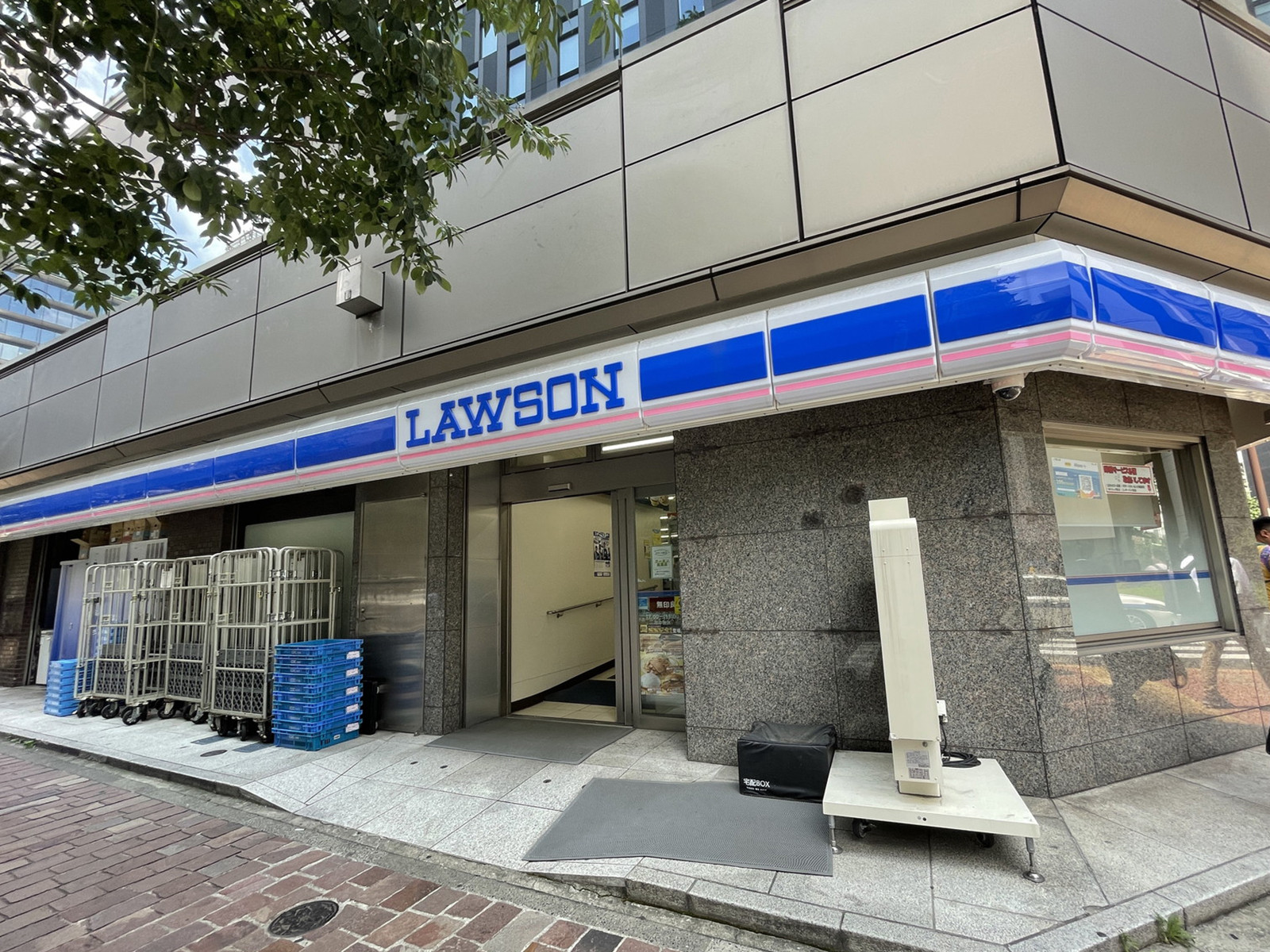 徒歩1分のローソン 王子ホールディングス1号館店
