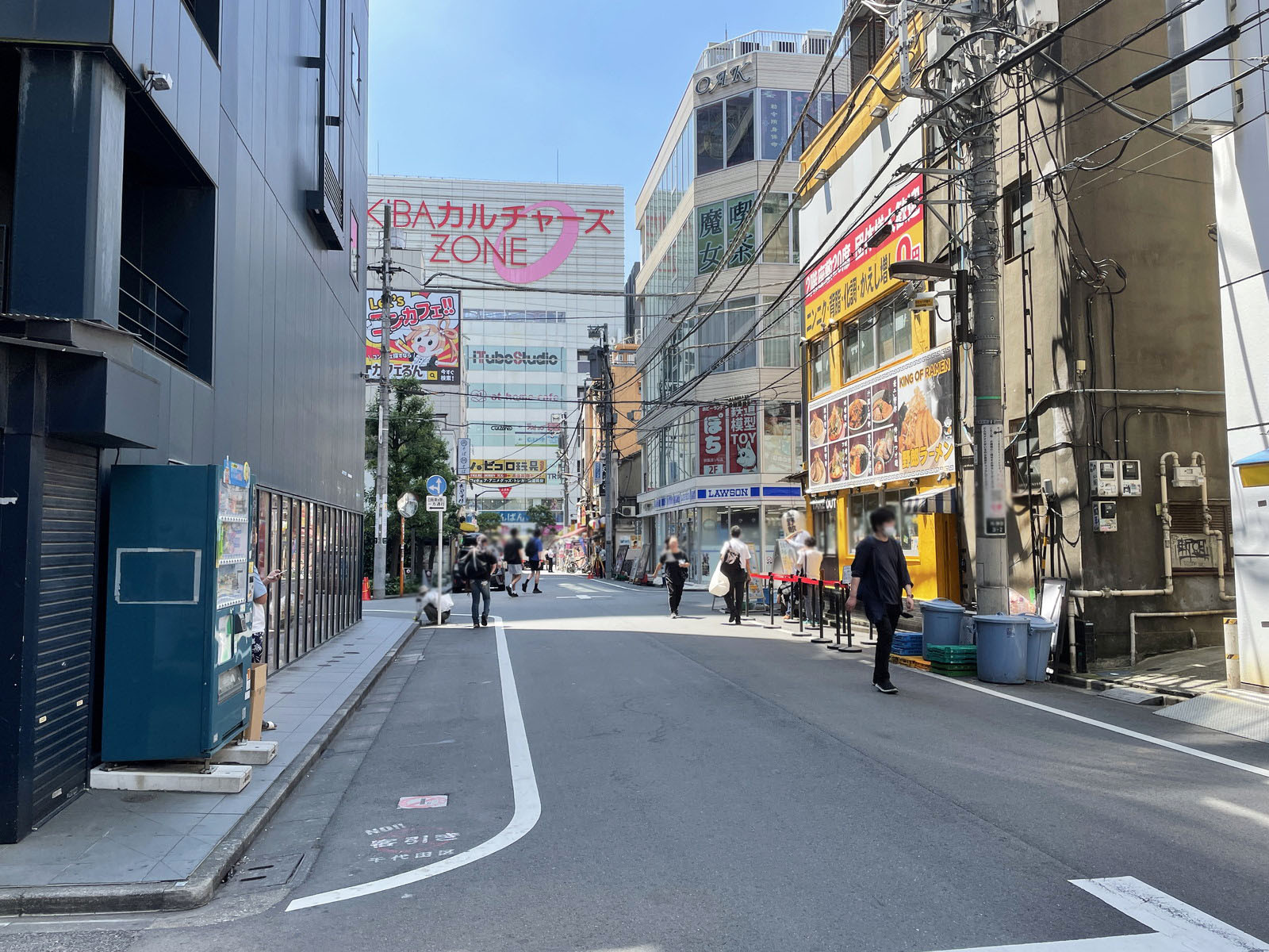 大矢ビル前面の秋葉原ジャンク通り