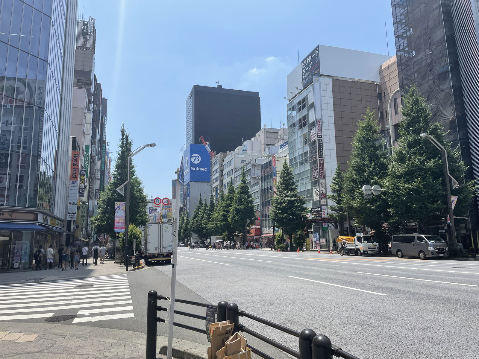 塩田トゥール秋葉原前面の中央通り
