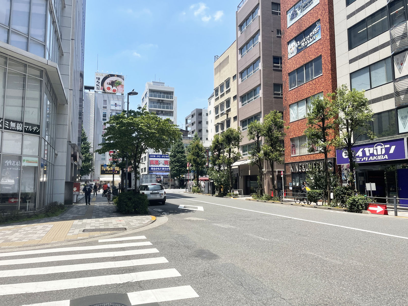 カンダエイトビル前面の通り