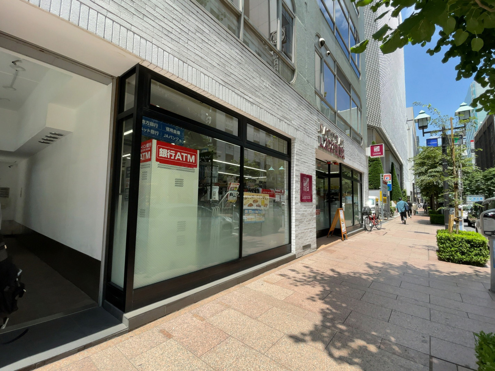 徒歩3分のナチュラルローソン 銀座並木通店