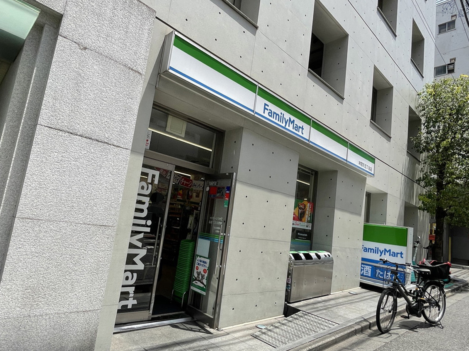 徒歩1分のファミリーマート神宮前5丁目店