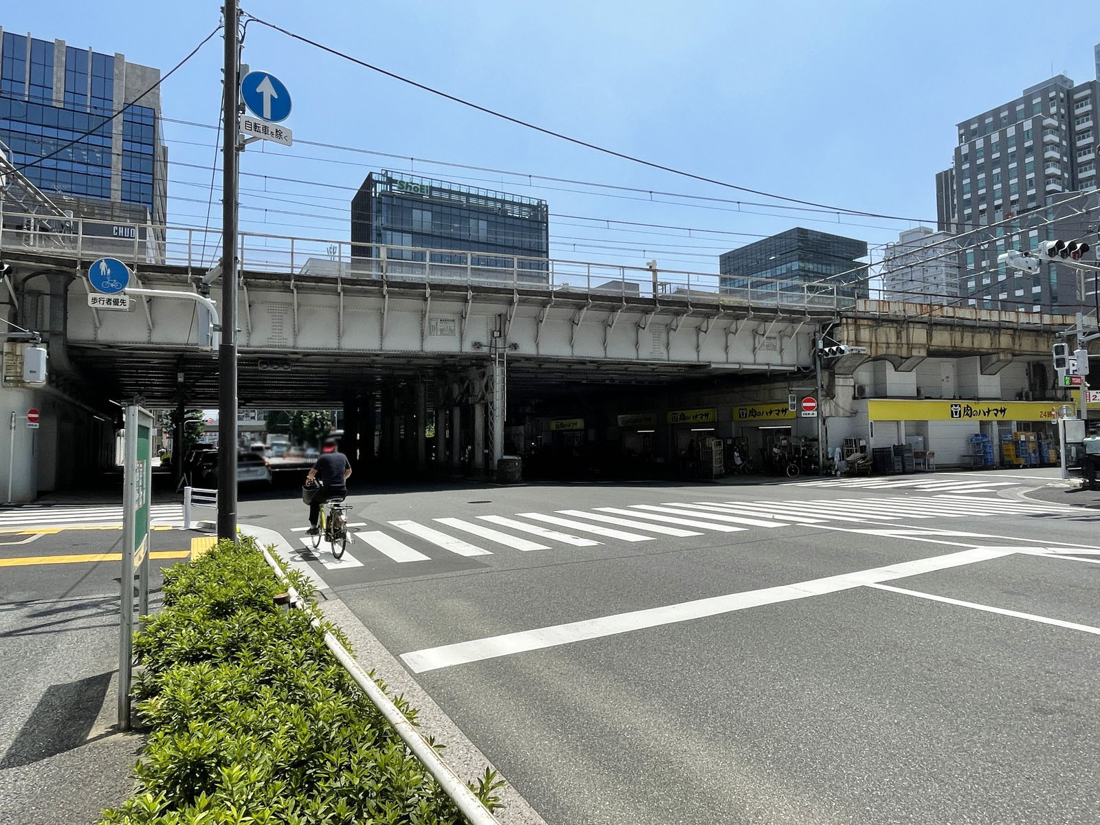 秋葉原新高第一生命ビル前面の蔵前橋通り
