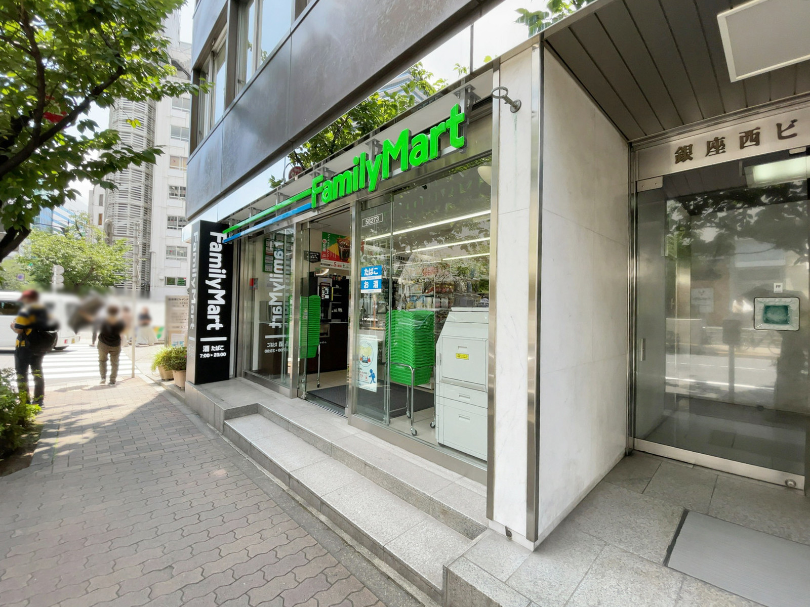 徒歩1分のファミリーマート 銀座桜通り店