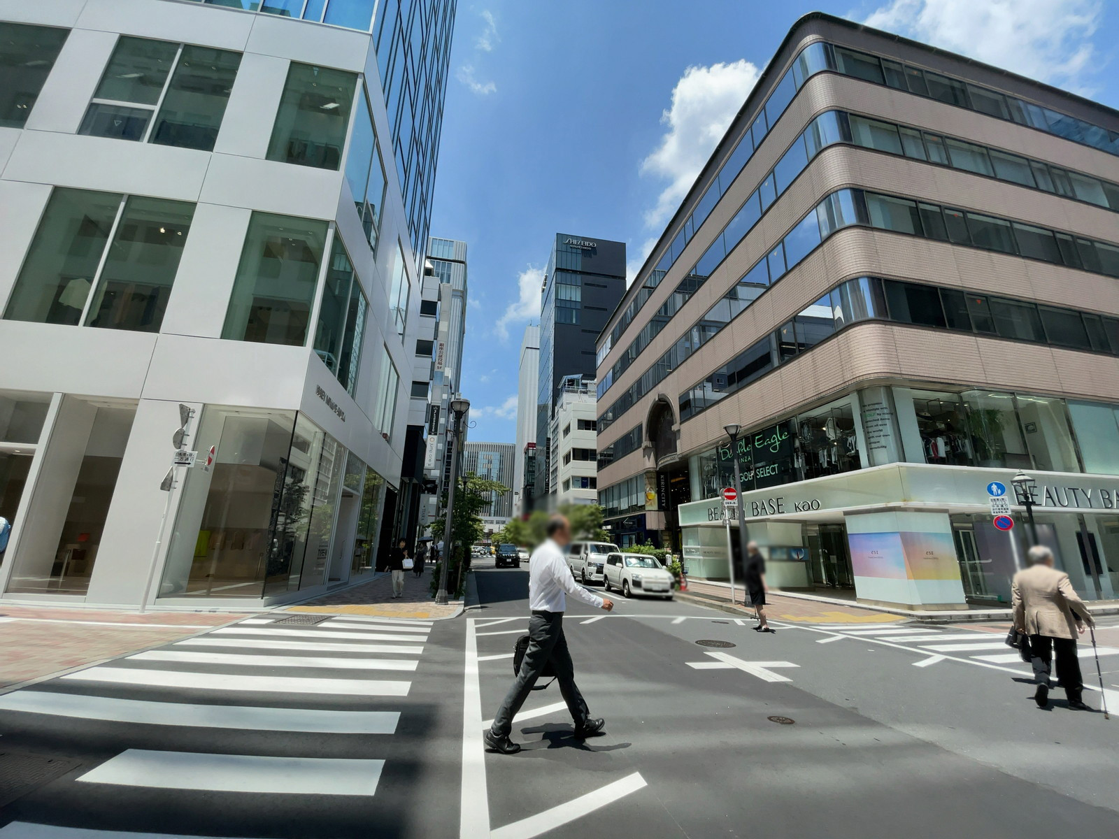 聖書館ビル前面の通り