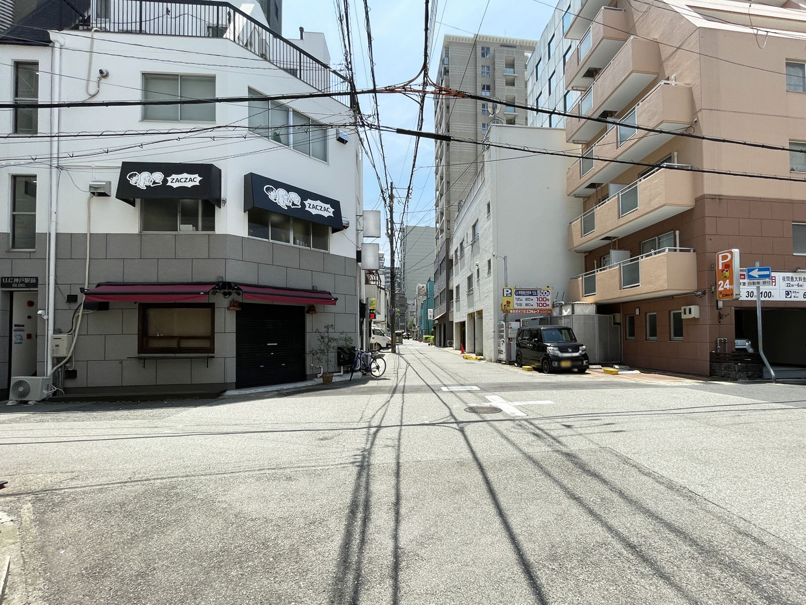 吾妻ビル前面の通り