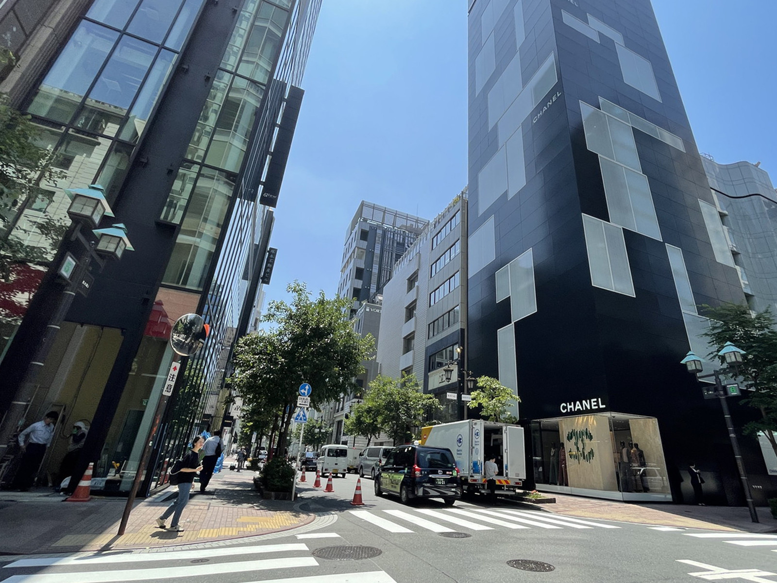 銀座風月堂ビル前面の通り