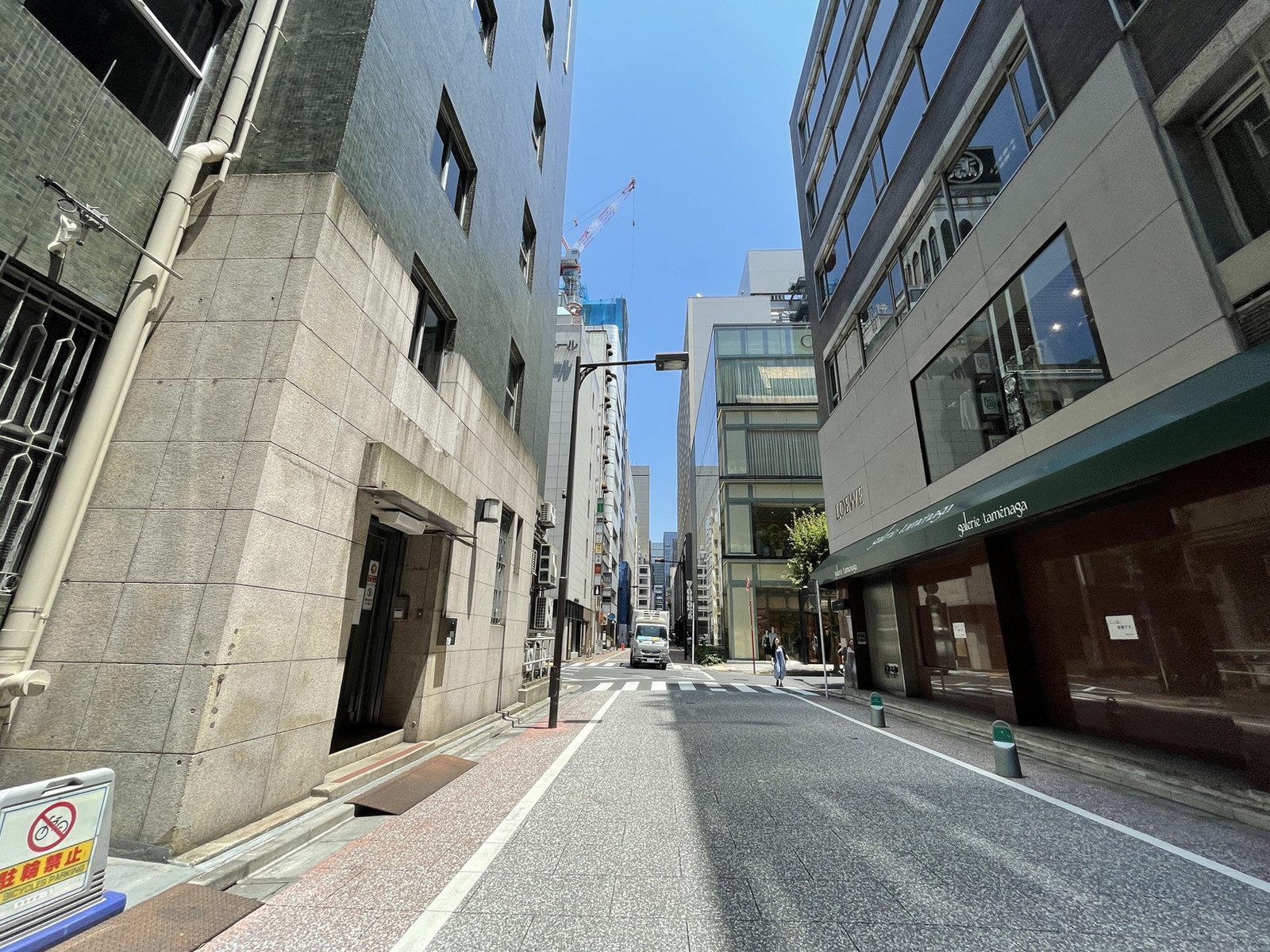 銀座龍櫻閣前面の通り
