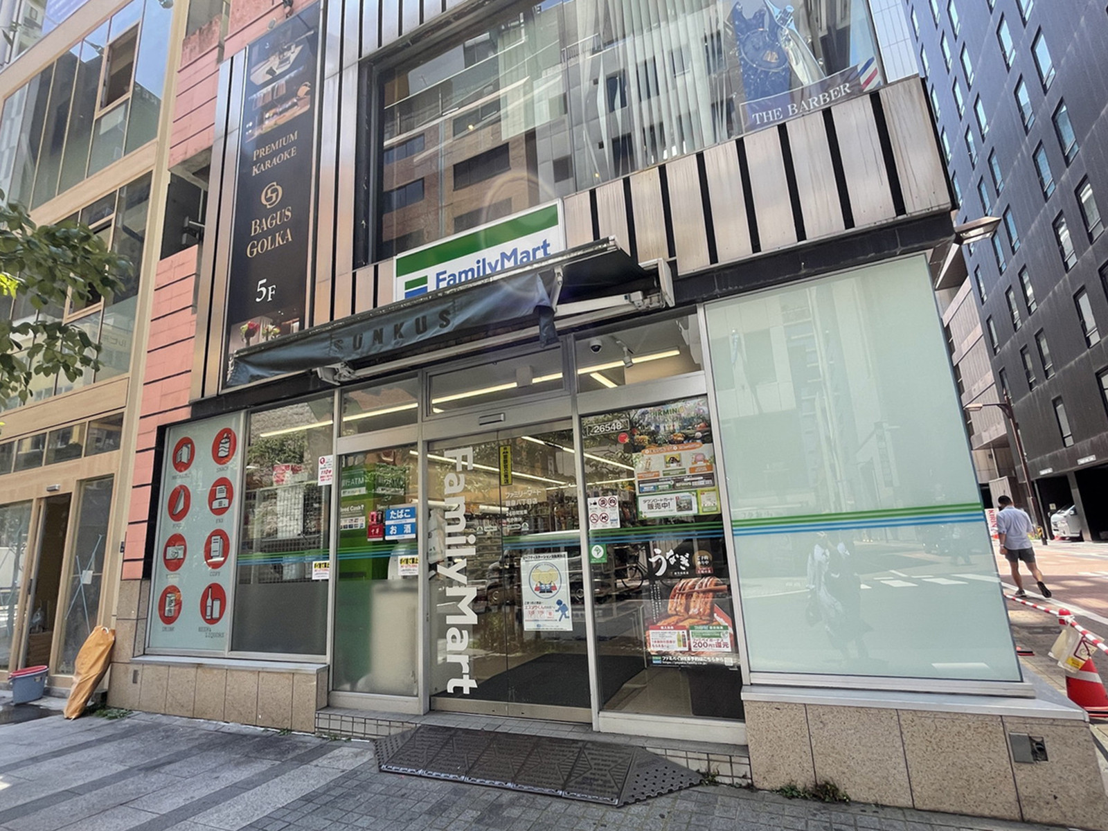 徒歩2分のファミリーマート銀座8丁目店