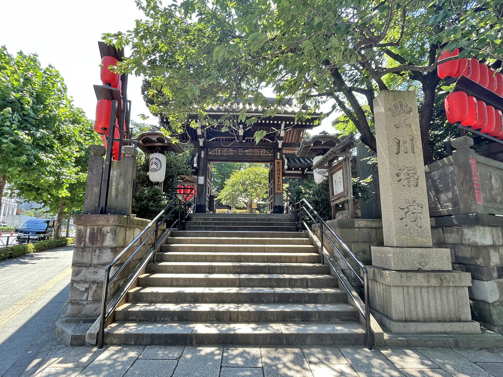 同じ並びの豊川稲荷