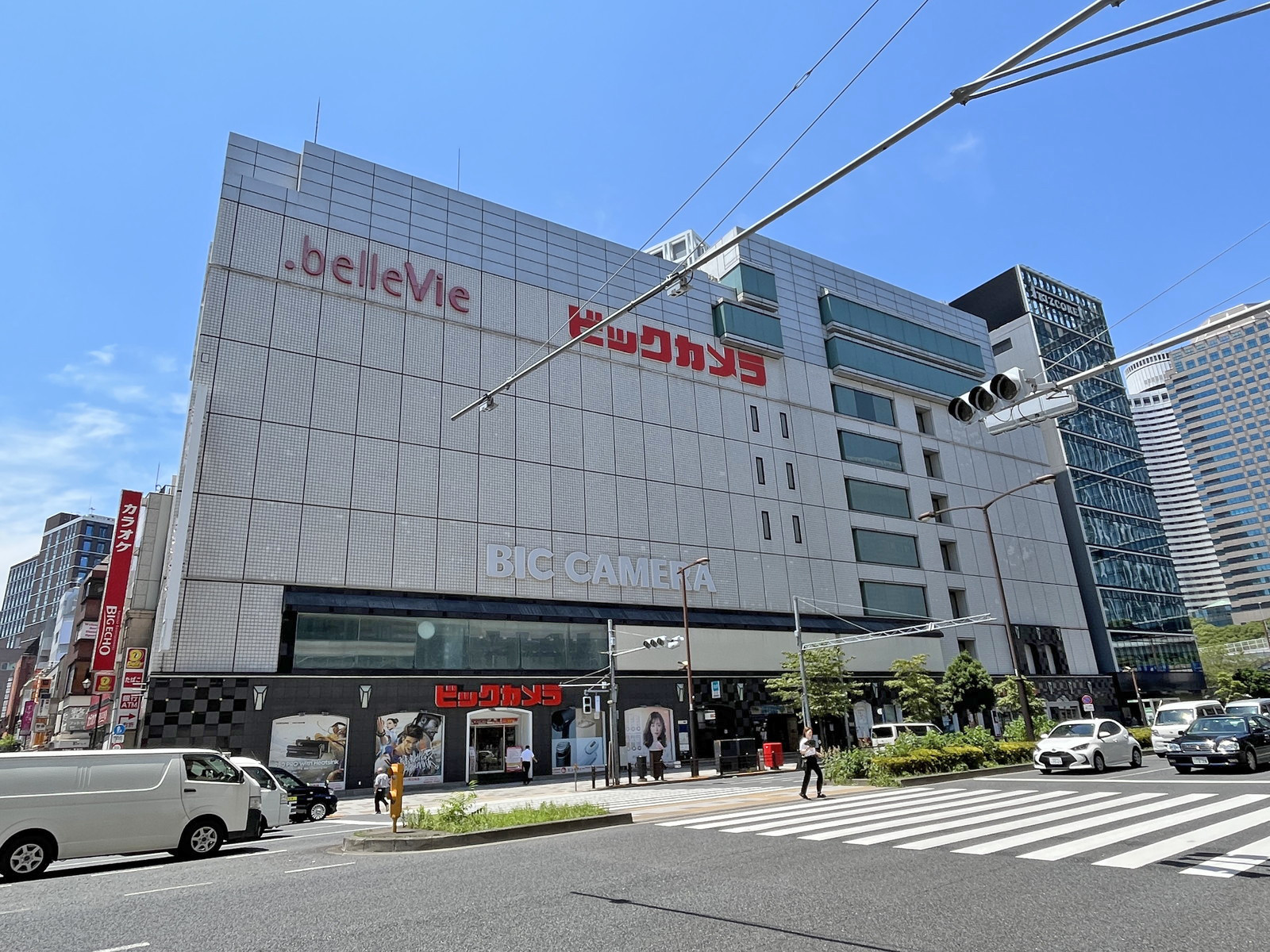 同じ並びのビックカメラ赤坂見附駅店