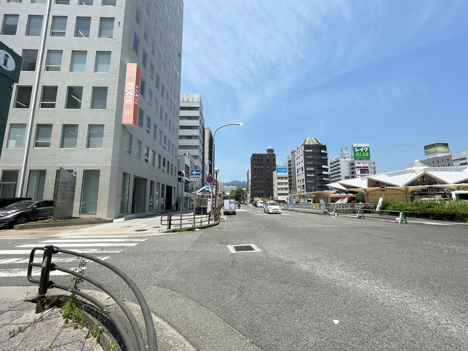 JR神戸駅NKビル前面の通り