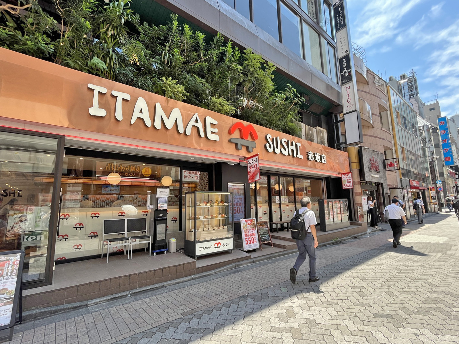付近には飲食店が充実