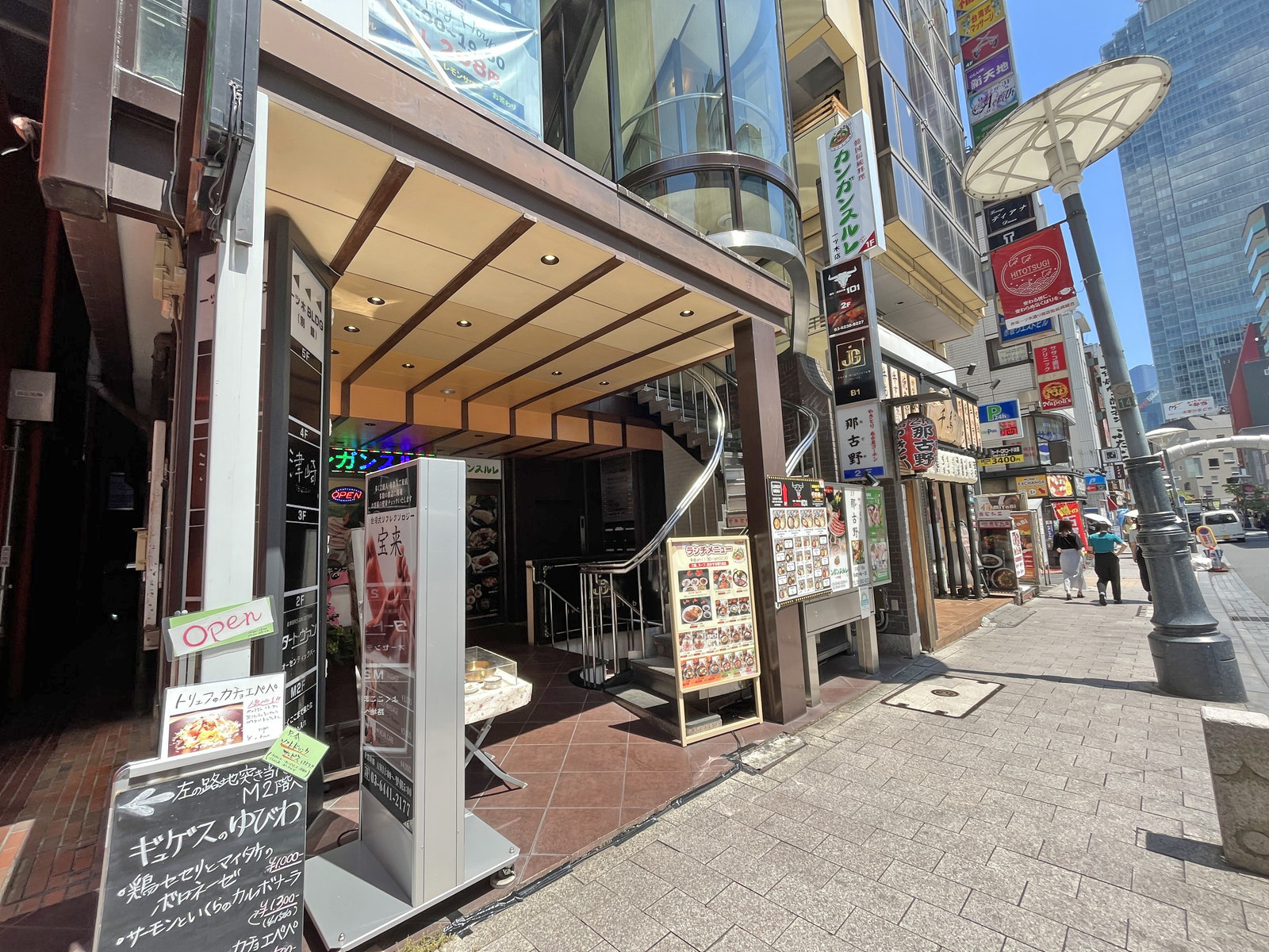 付近には飲食店が充実