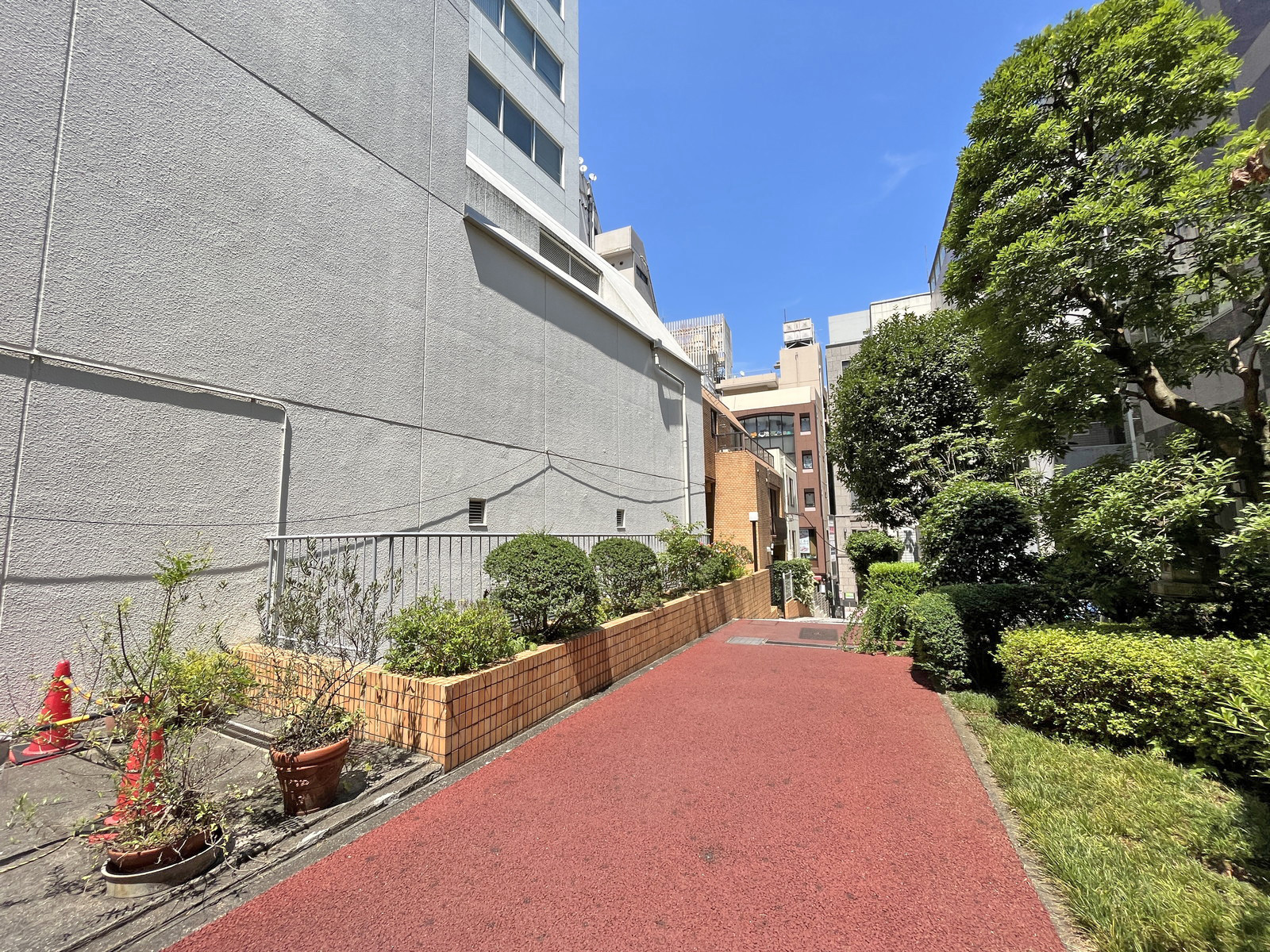赤坂丸ビル前面通り