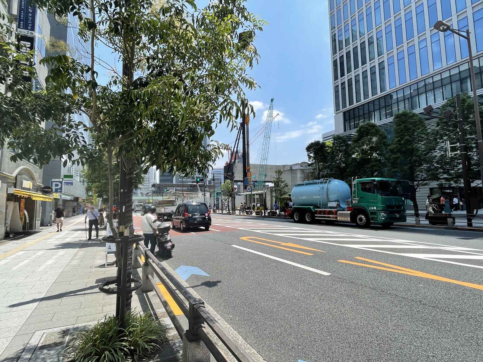 東京ラインビル前面の通り