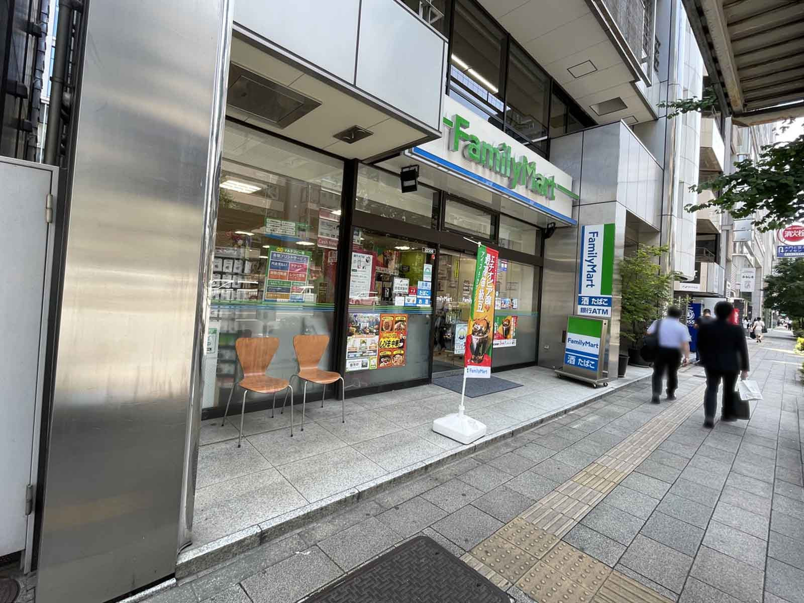並びのファミリーマート浜松町二丁目店