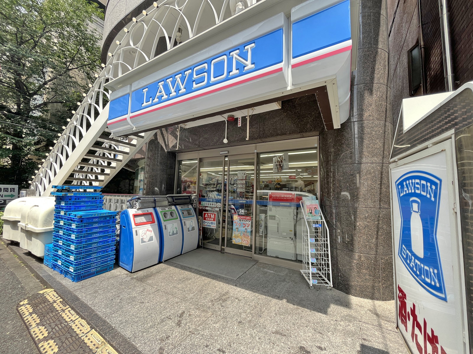 徒歩1分のローソン南青山二丁目店