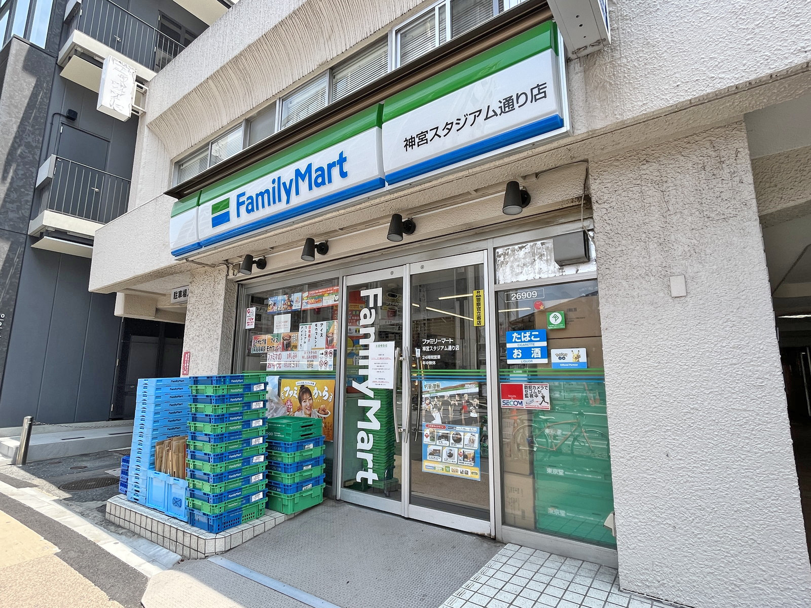 徒歩1分のファミリーマート神宮スタジアム通店