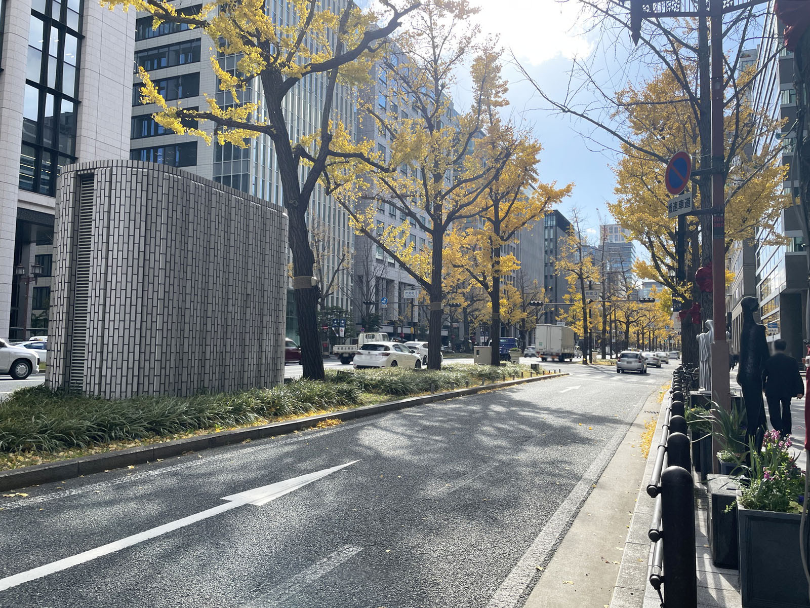 明治安田生命大阪御堂筋ビル／ランドアクシスタワー前面の通り