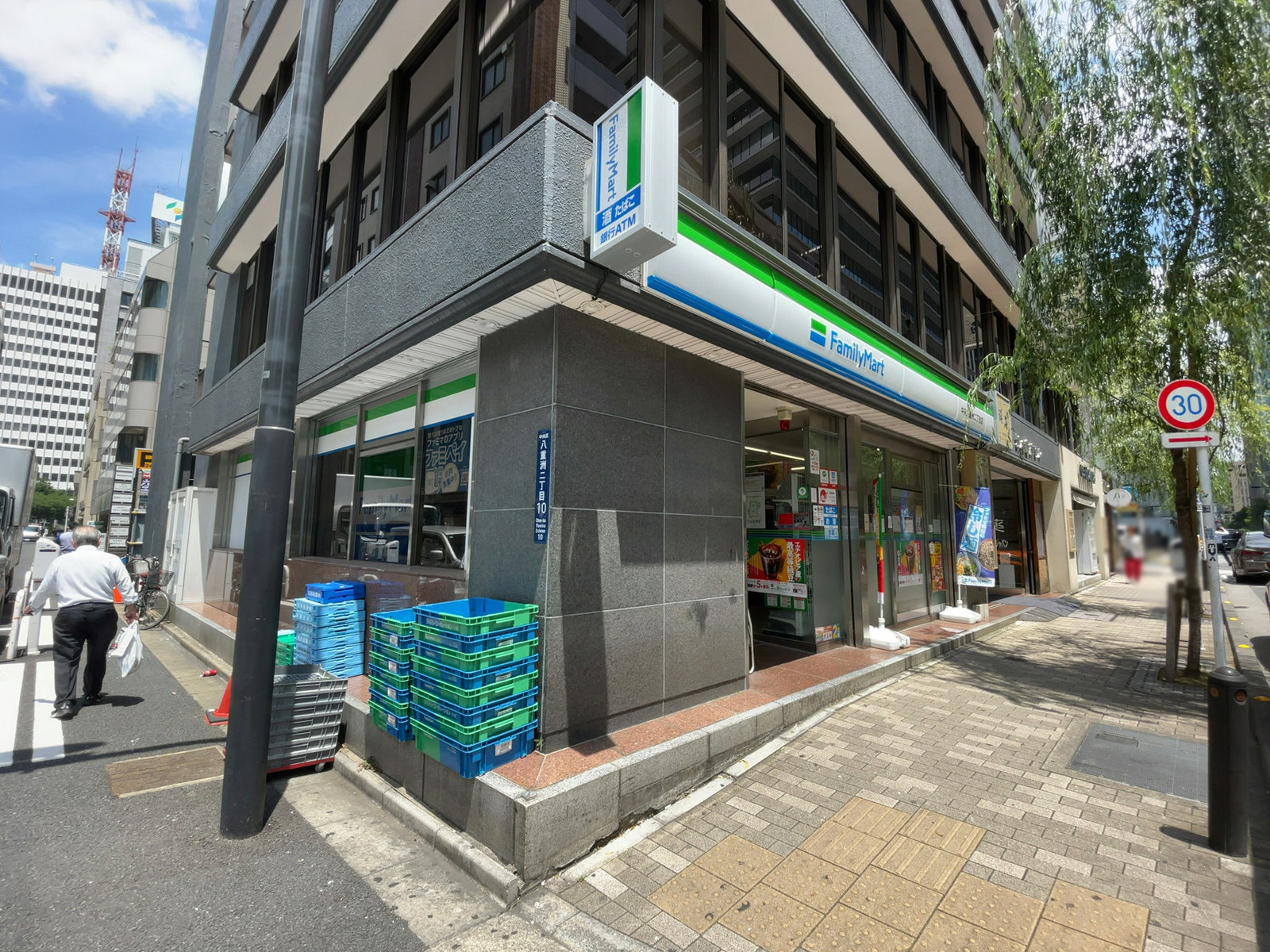徒歩1分のファミリーマート中央八重洲二丁目店