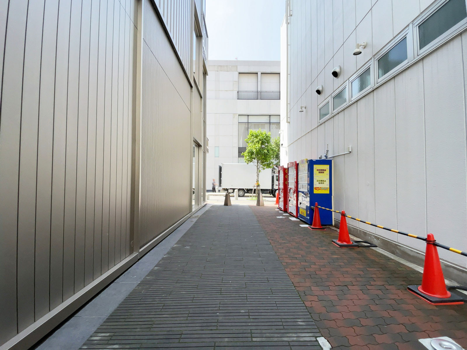 福丸ビル前面の通り