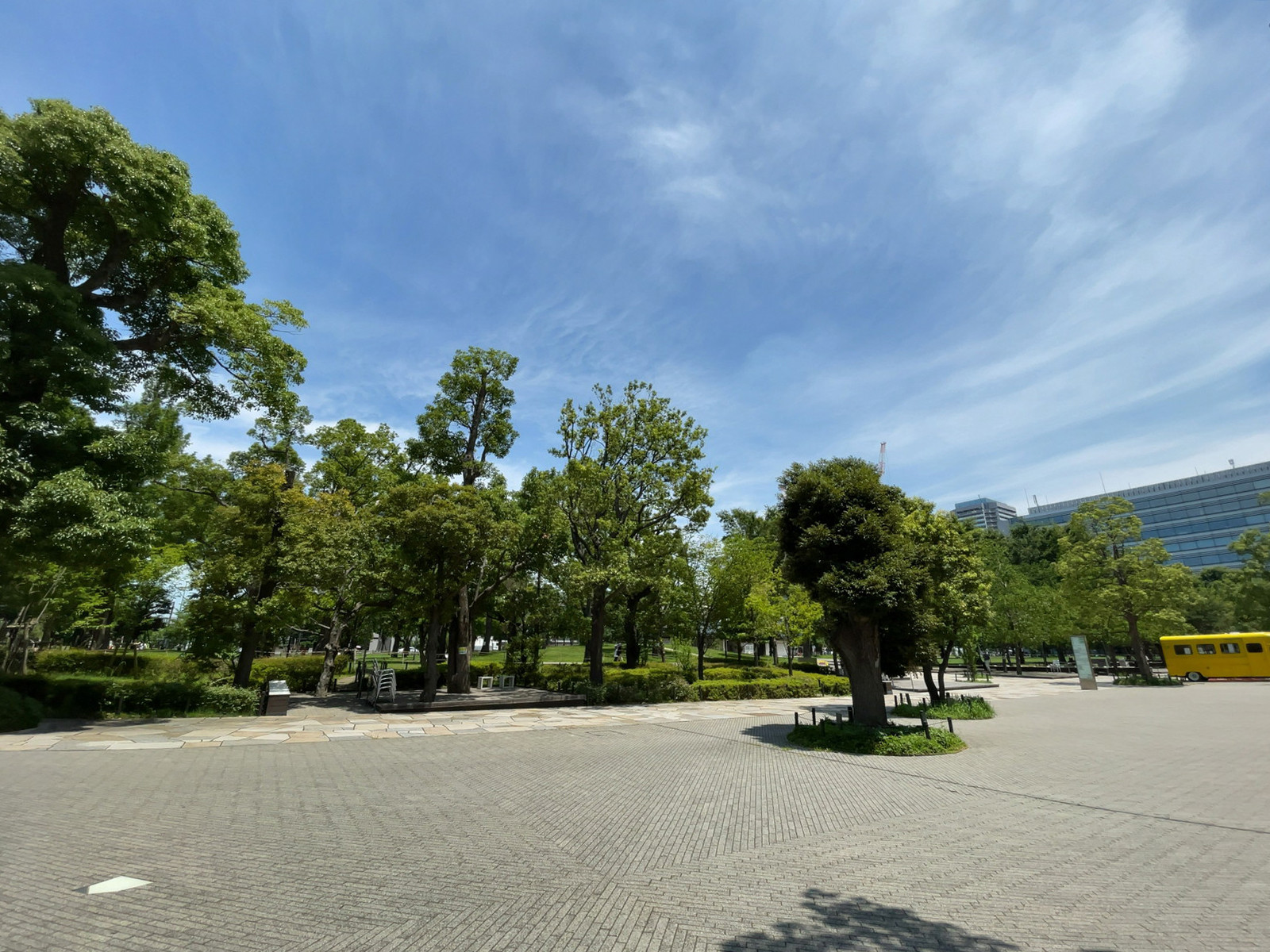 ビル横の 中野区立中野四季の森公園