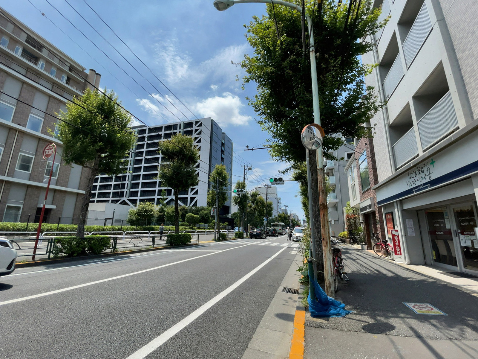 ビル前の早稲田通り