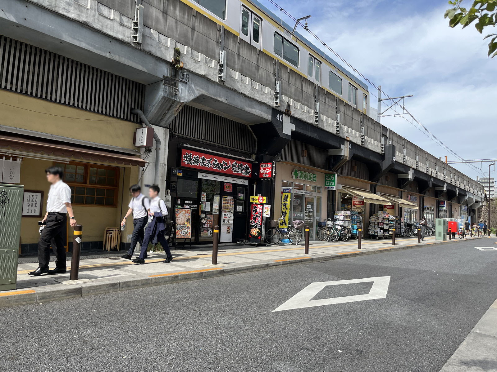 周辺の店舗の様子