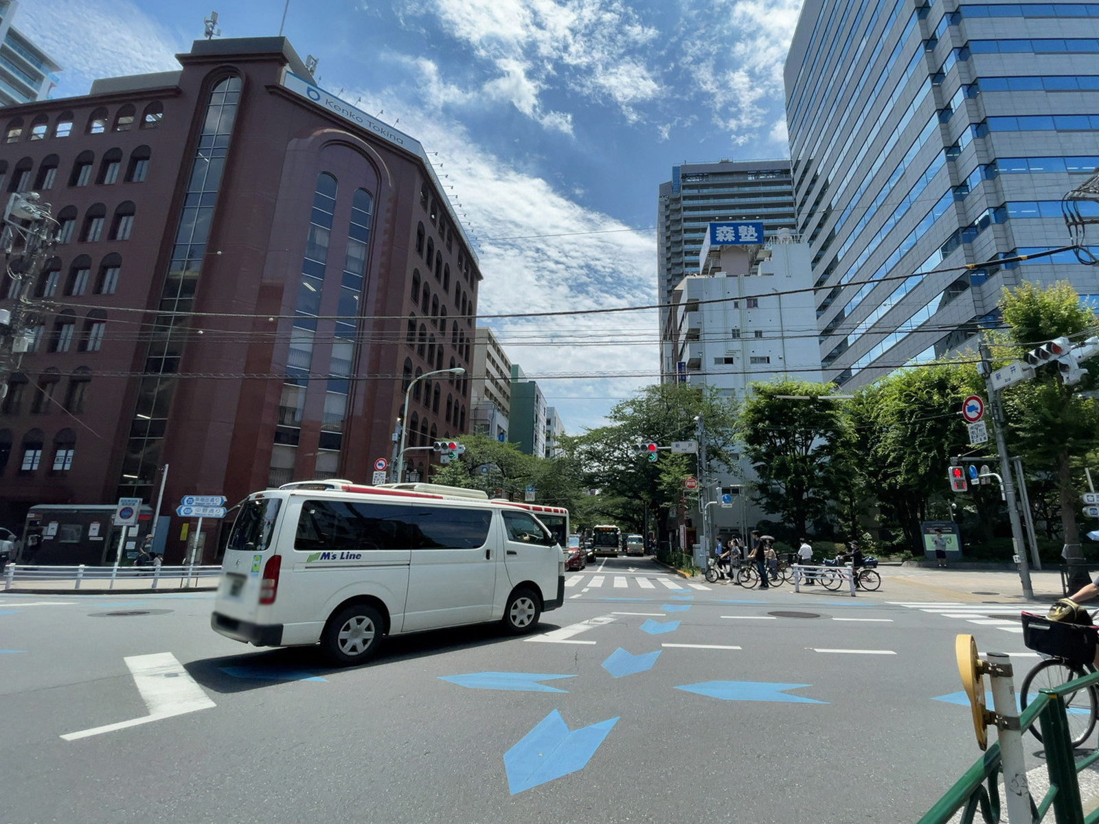ランドコープビル前面の通り