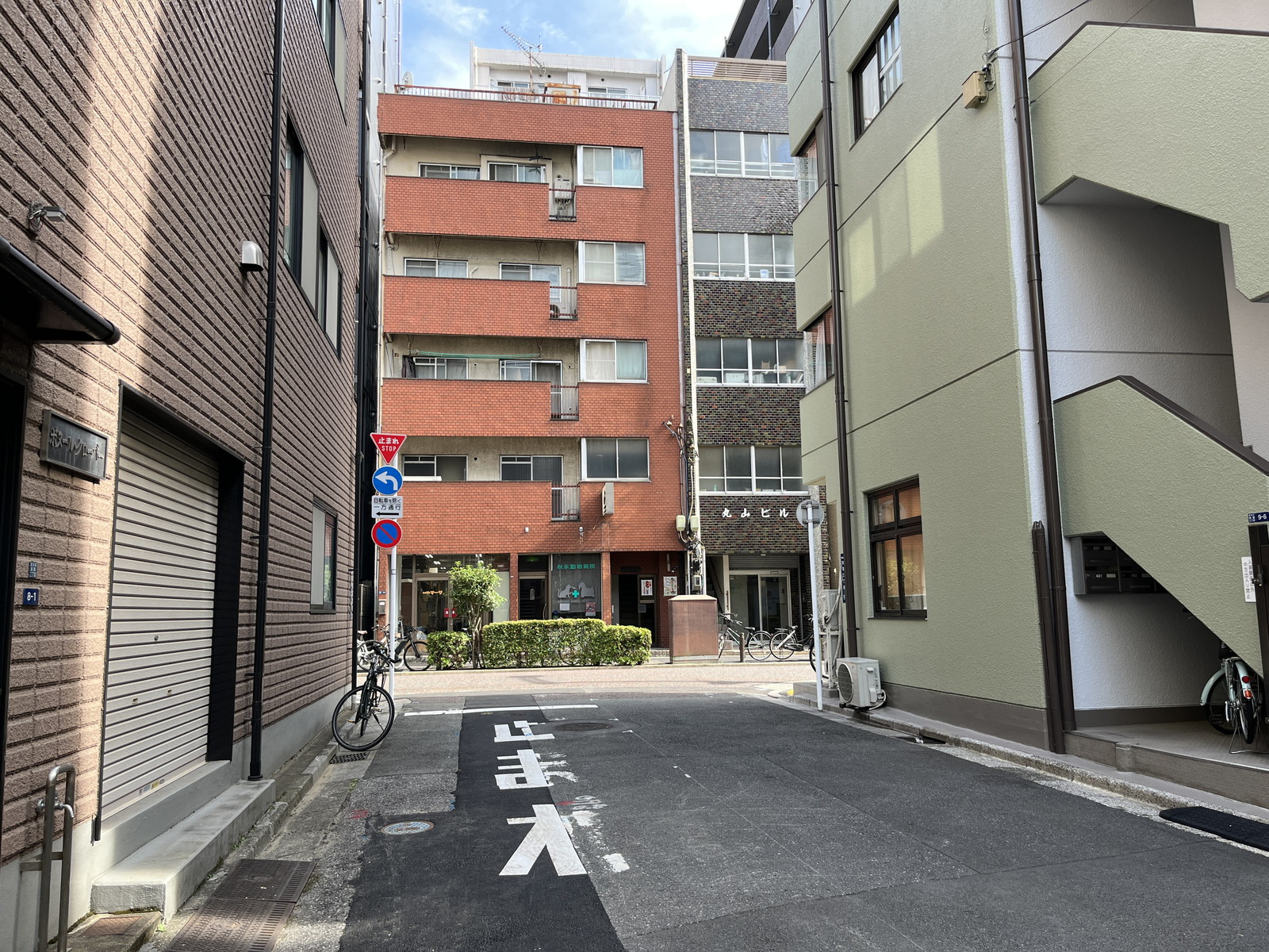 BB No2ビル前面の通り