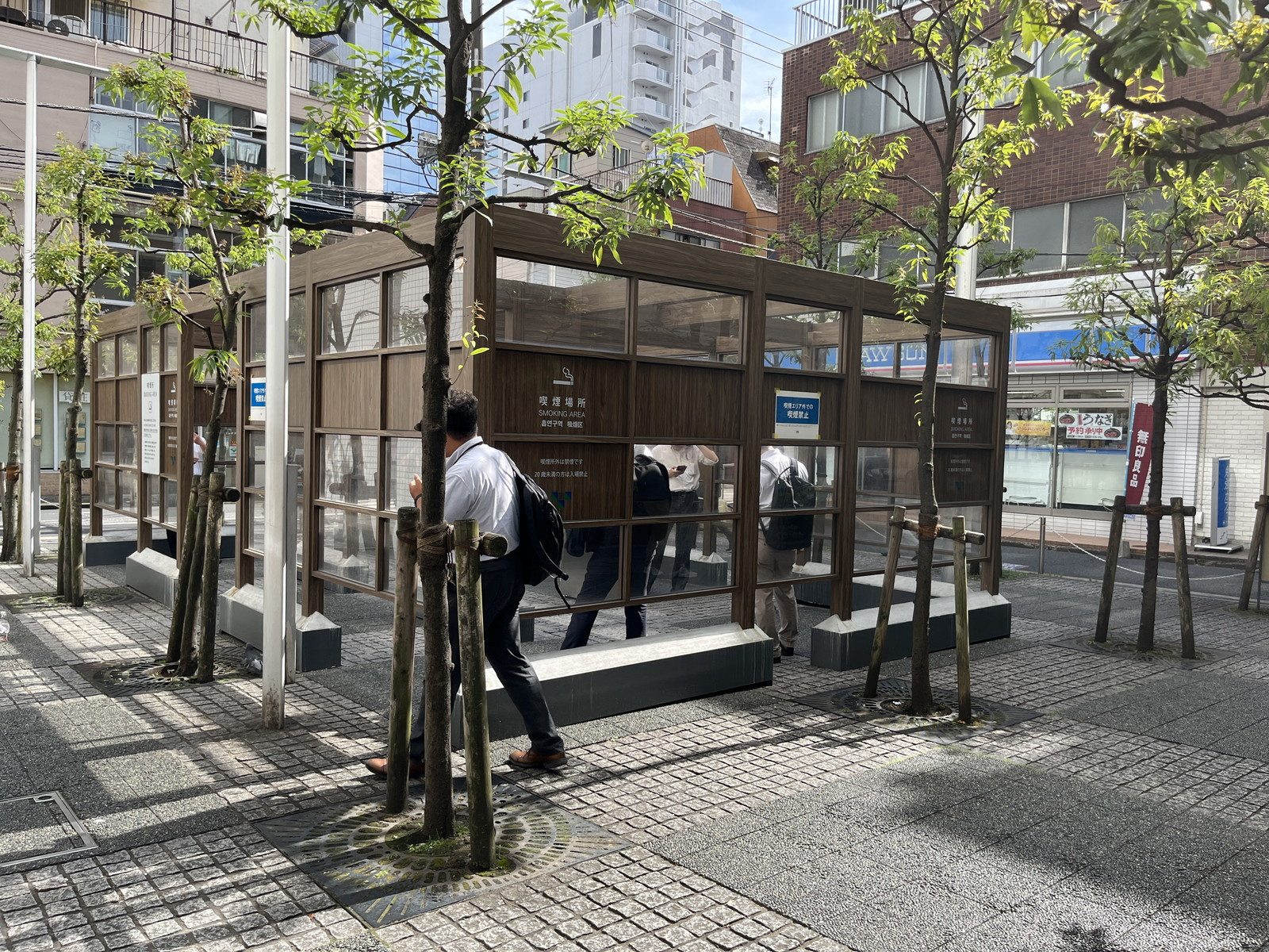 隣の公開空地にある喫煙所