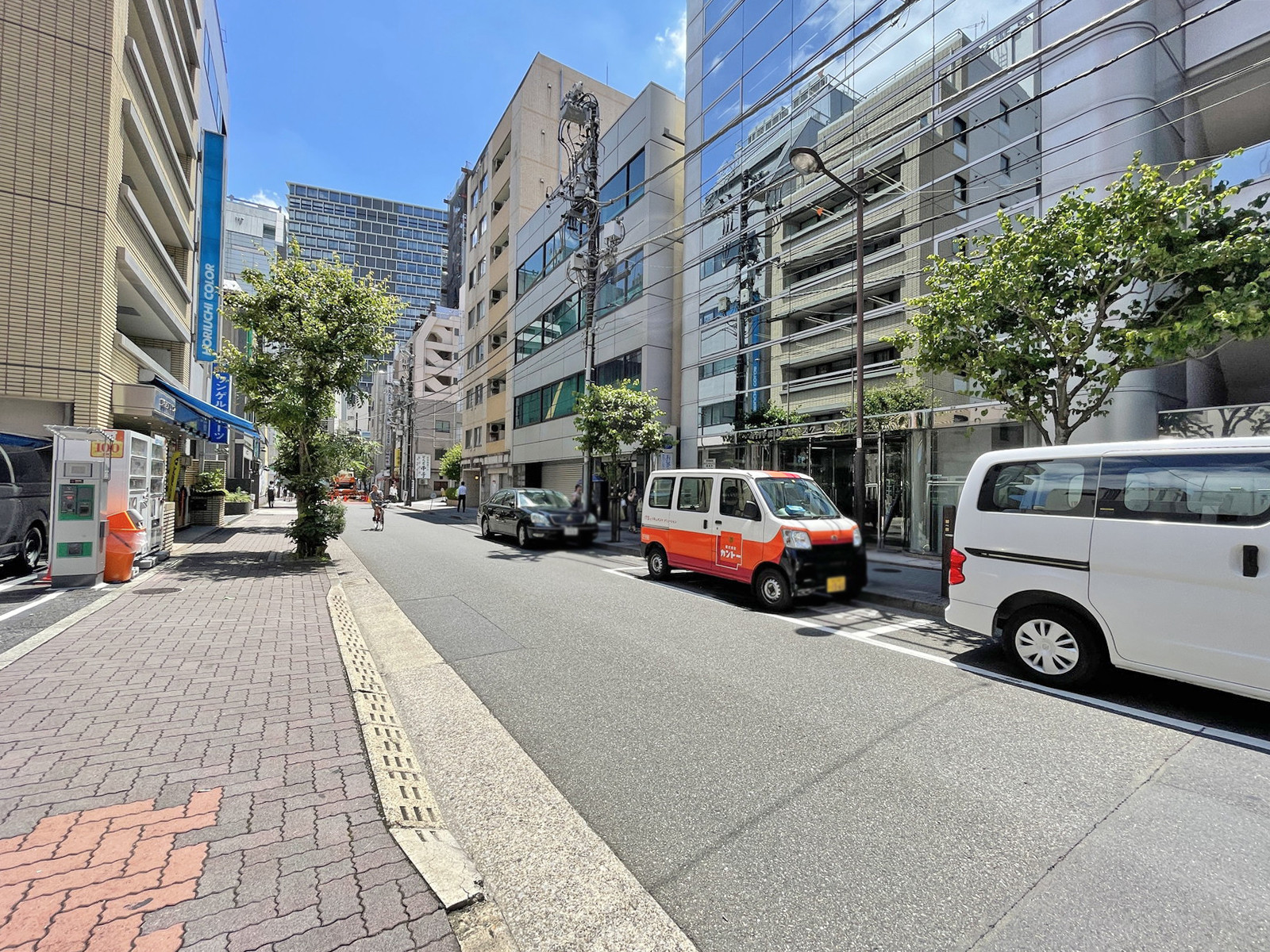東英小川町ビル前面の通り