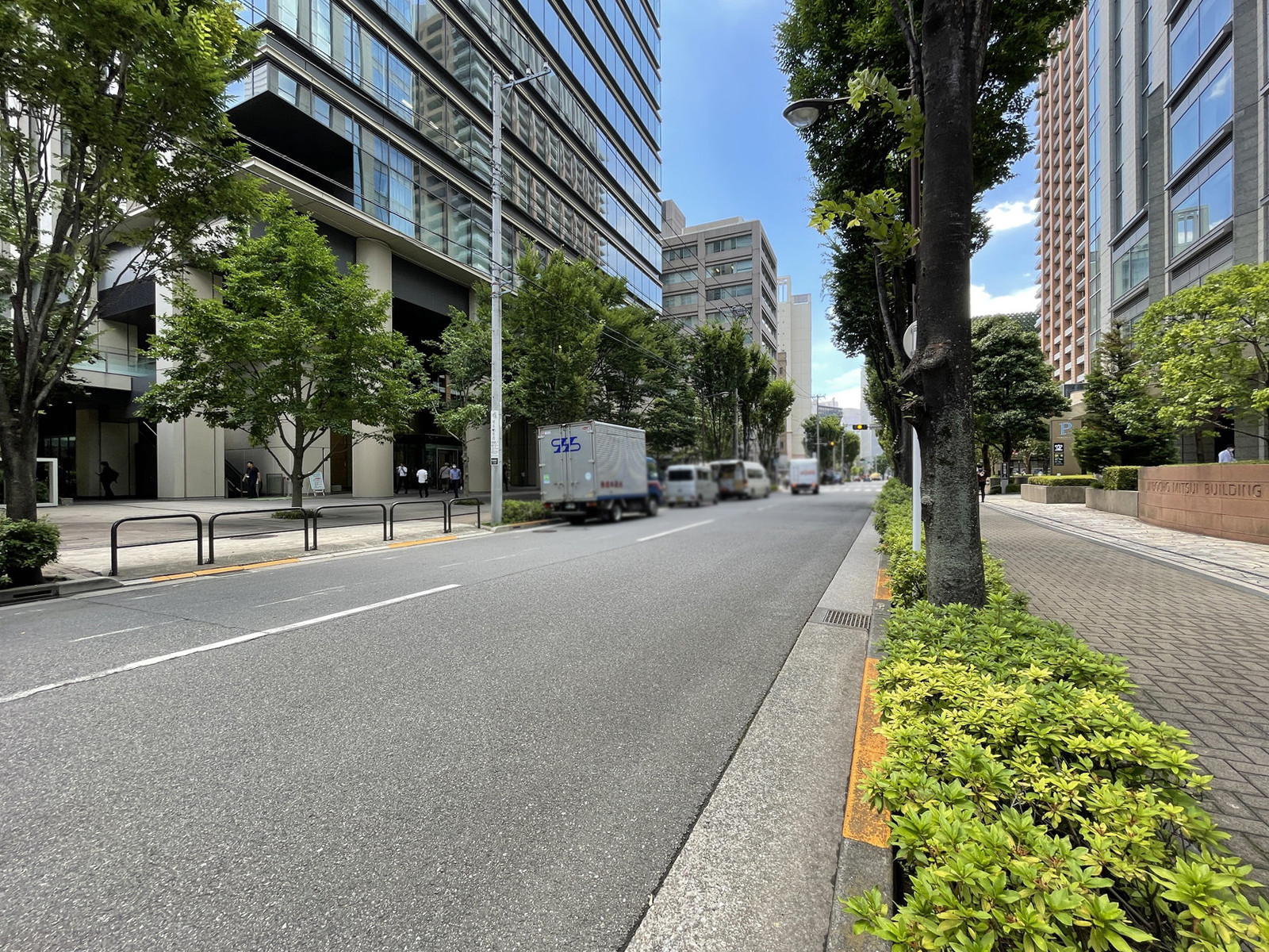 神保町三井ビルディング前面の通り
