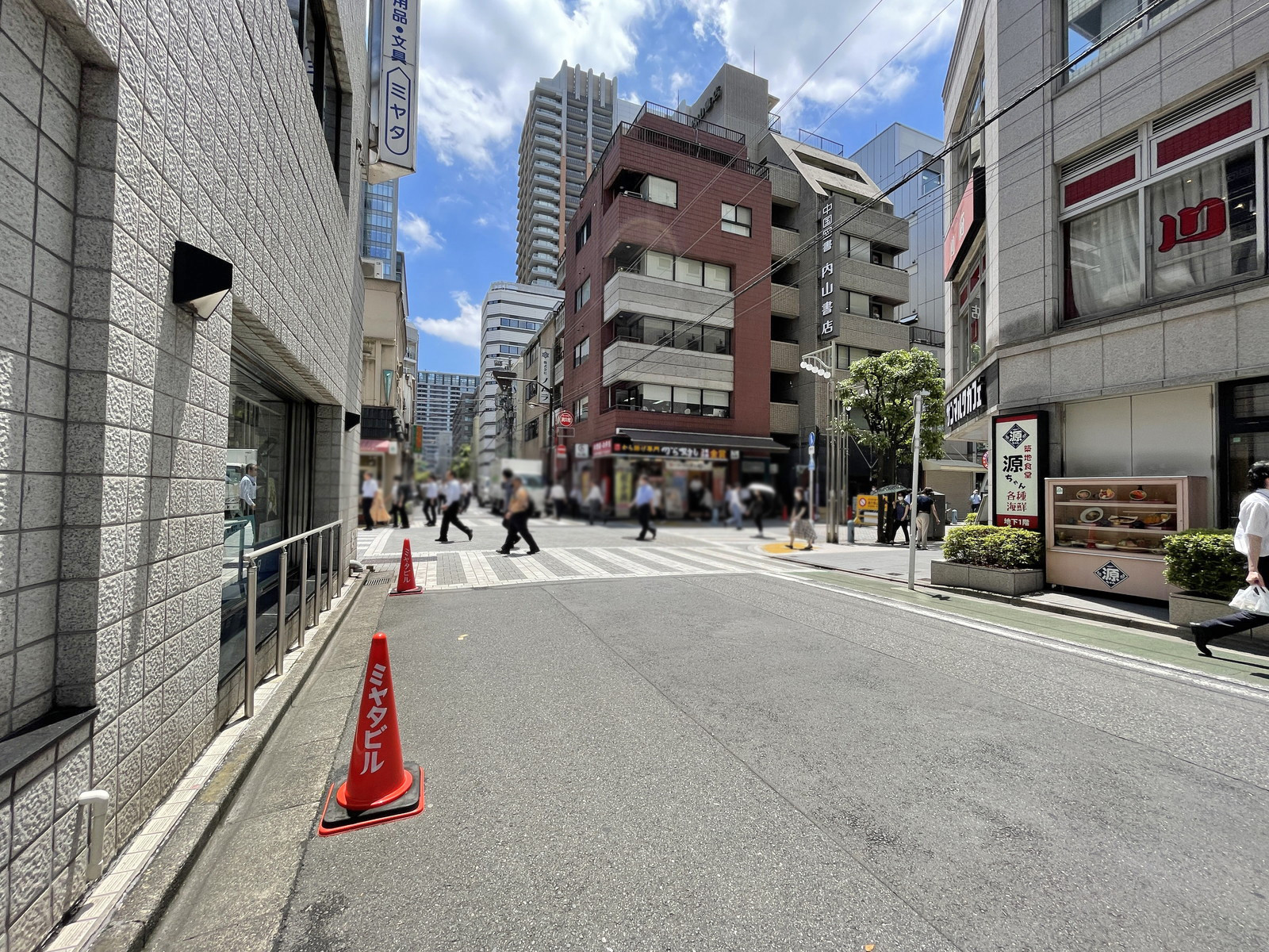 神保町須賀ビル前面の通り