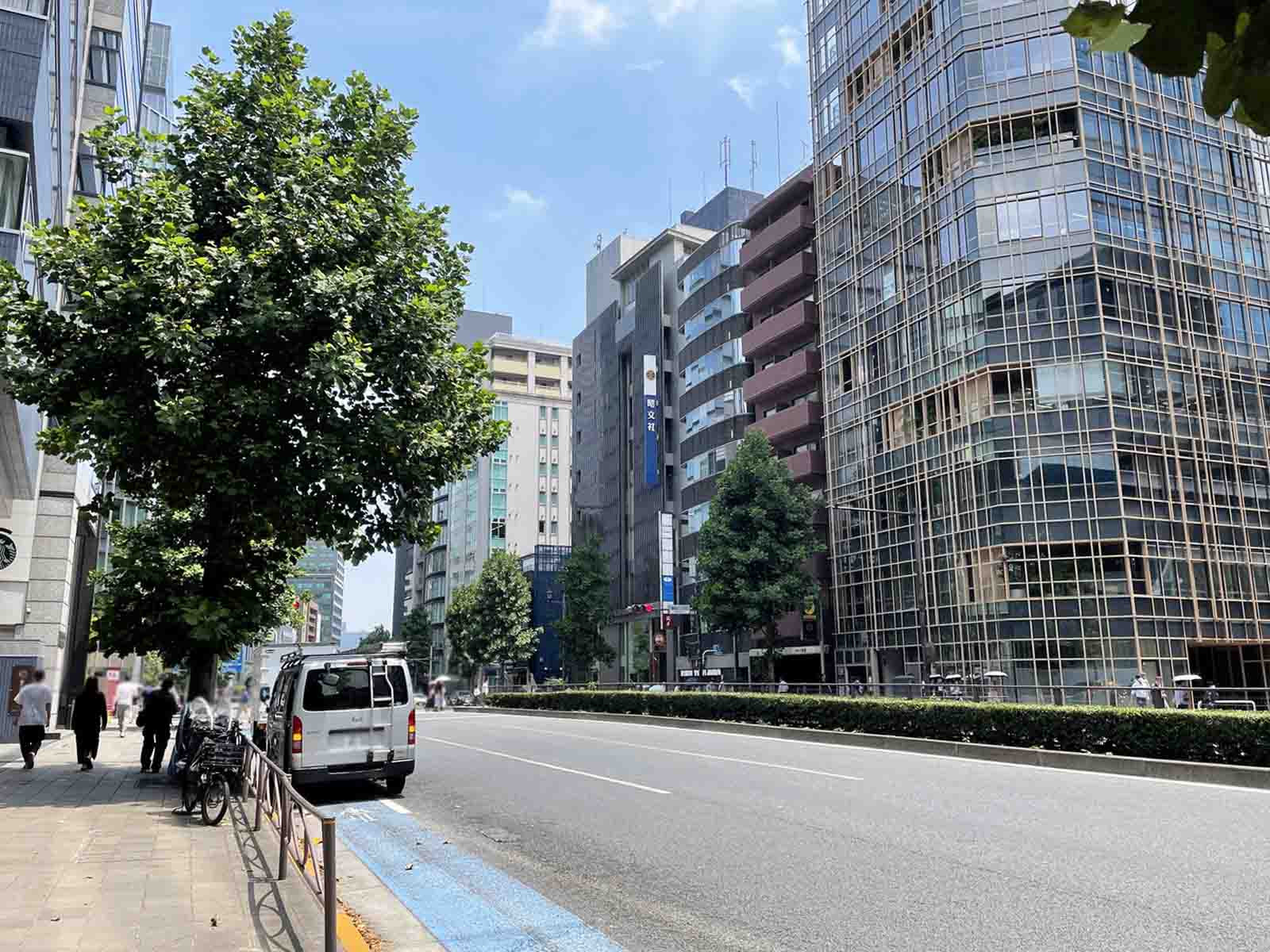 垣見麹町ビル前面の新宿通り