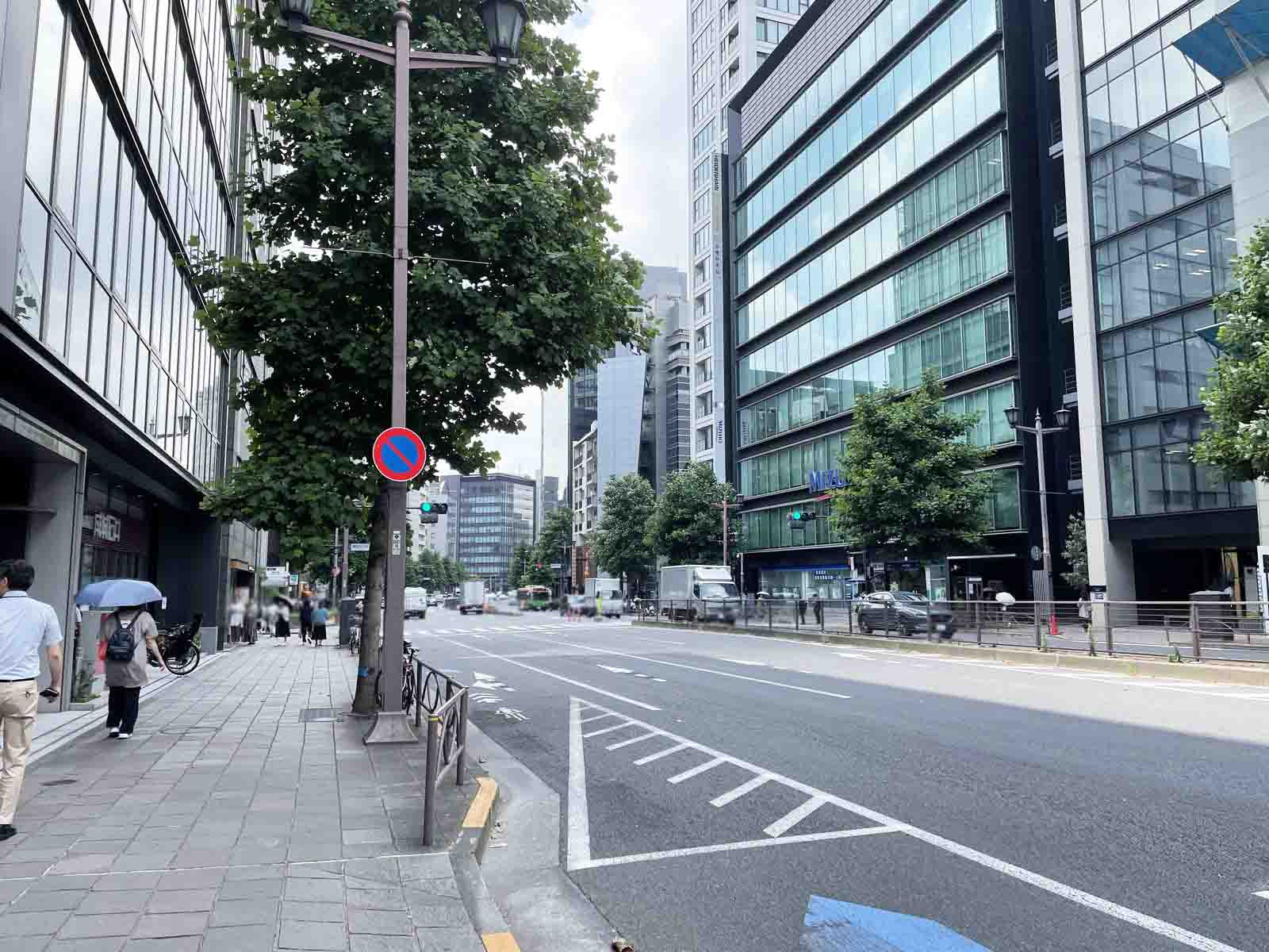 KDX麹町ビル前面の新宿通り