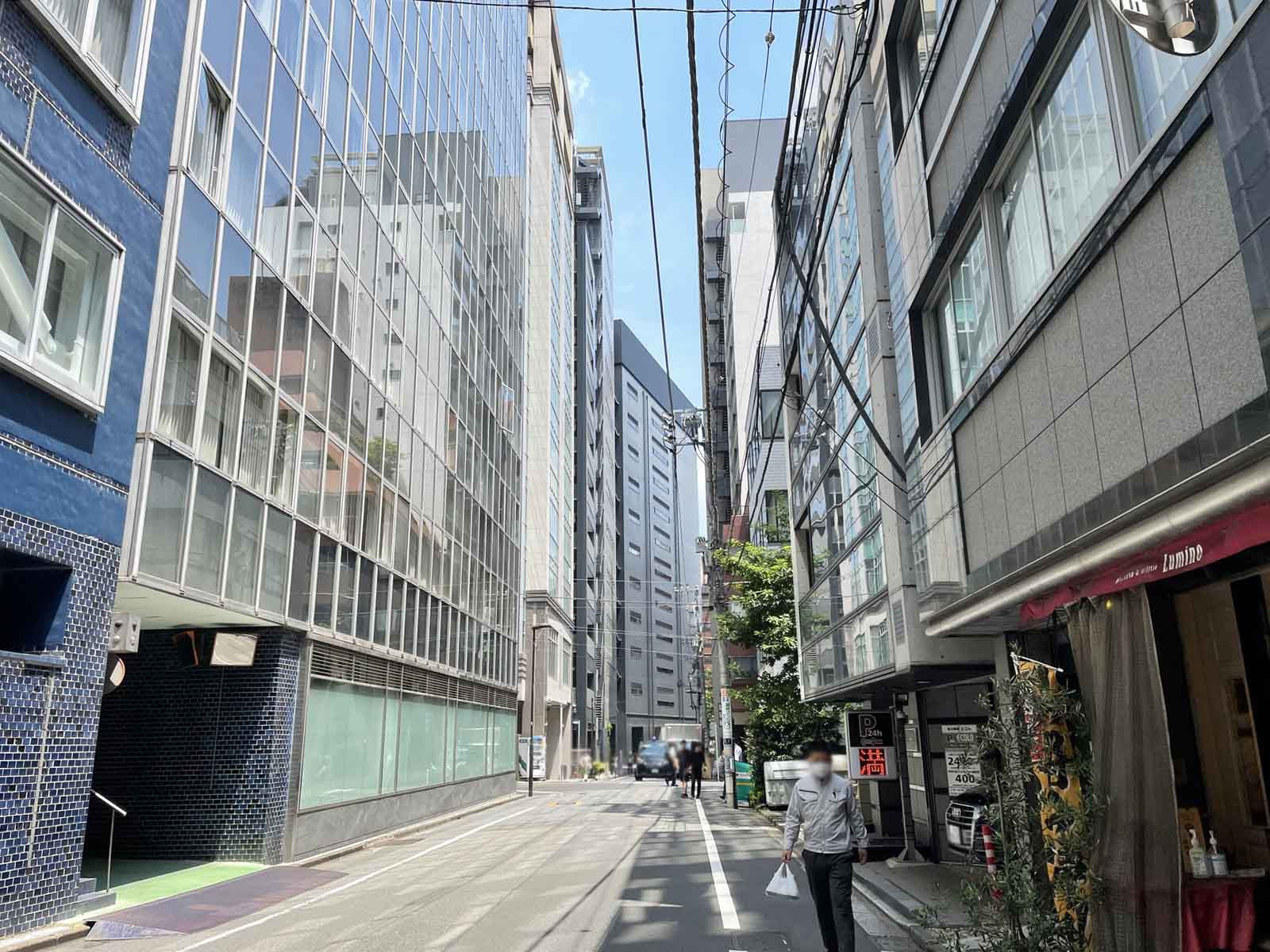 周辺はオフィス街