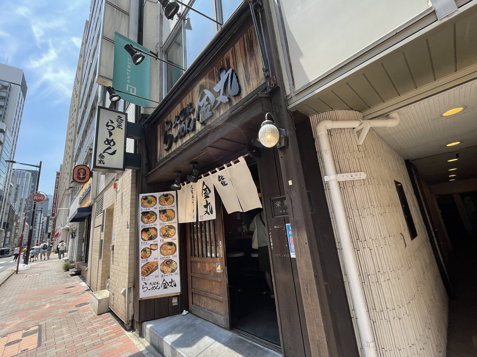 周辺には飲食店が点在