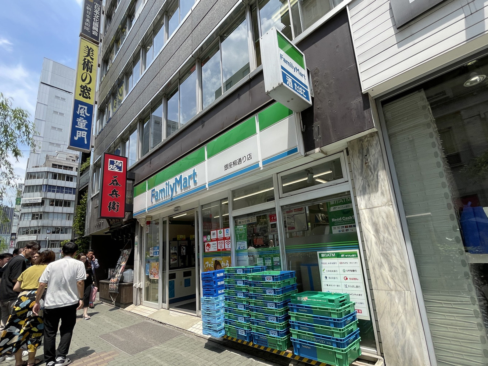 徒歩1分のファミリーマート銀座柳通り店