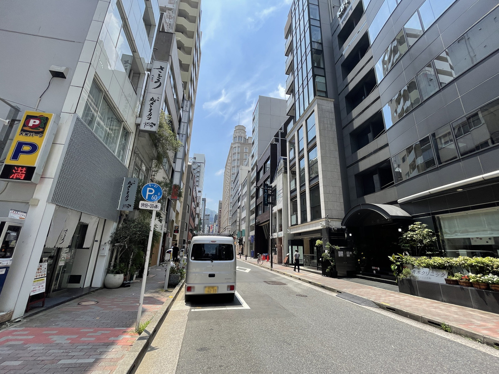 ウェルビル前面の通り