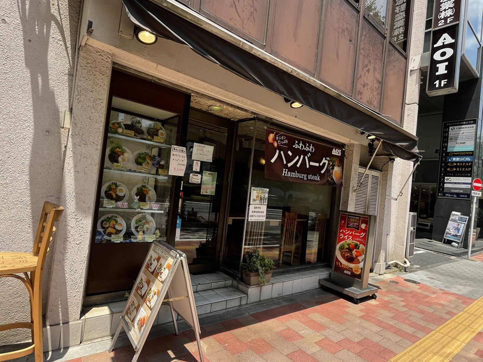 周辺には飲食店が点在
