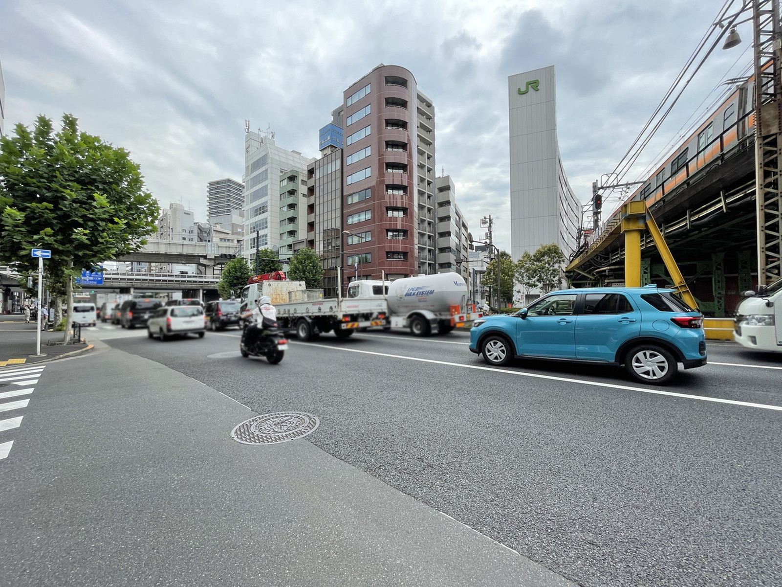 付近の靖国通り
