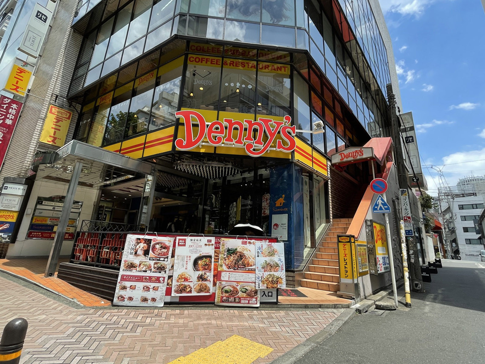 周辺には飲食店が点在