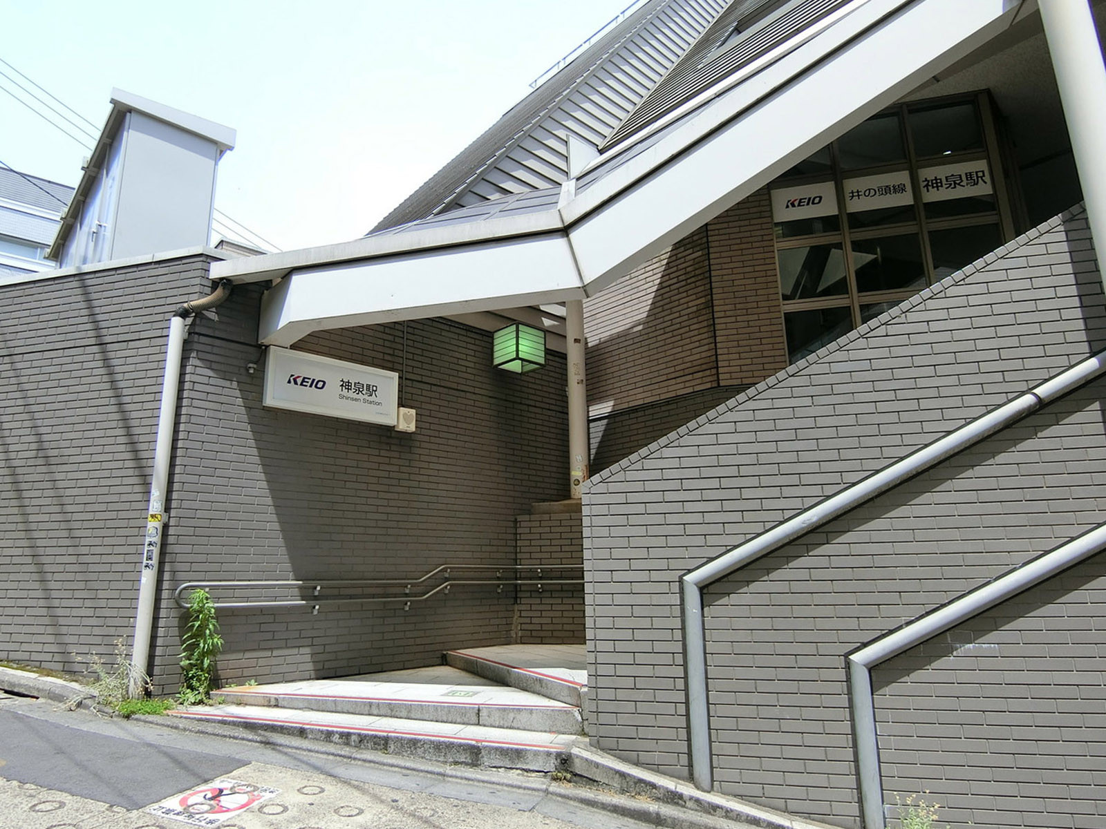 最寄りの「神泉駅」