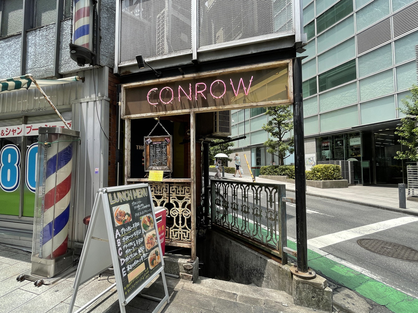 周辺には飲食店が点在