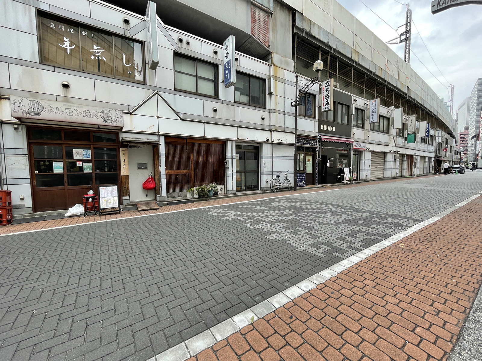 付近には飲食店が豊富
