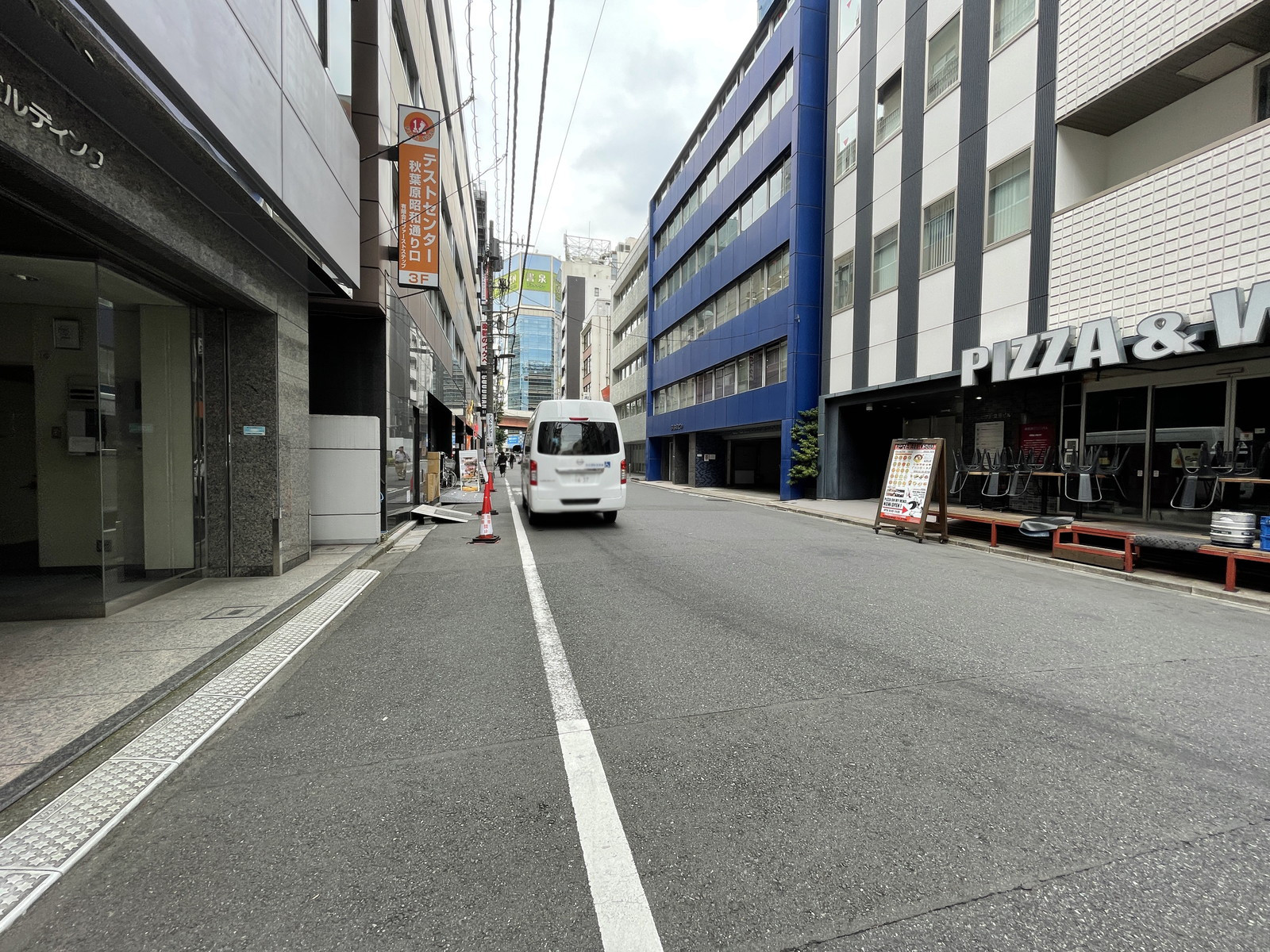 シャンピア秋葉原ビル前面の通り