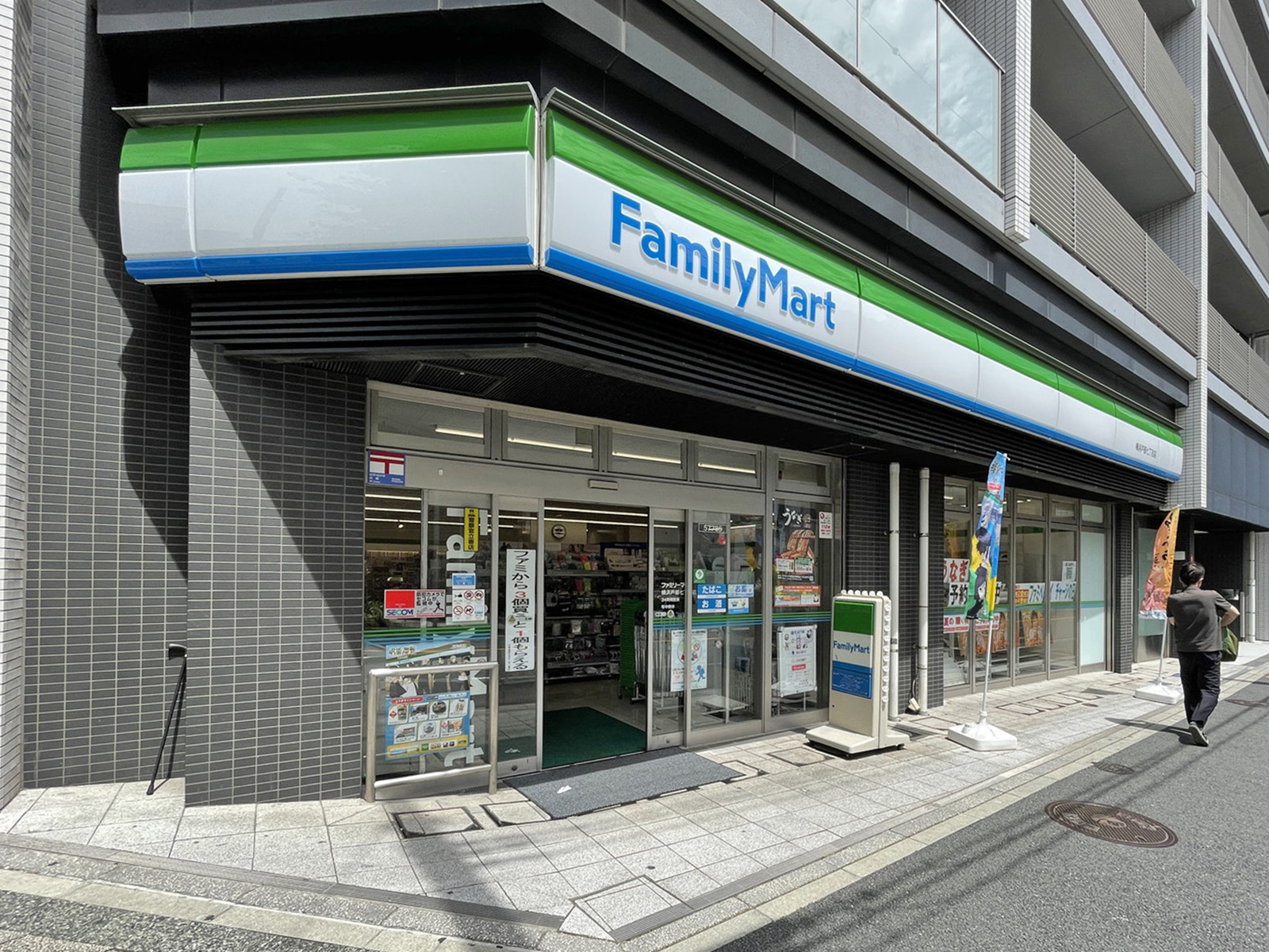 徒歩1分のファミリーマート横浜戸部7丁目店